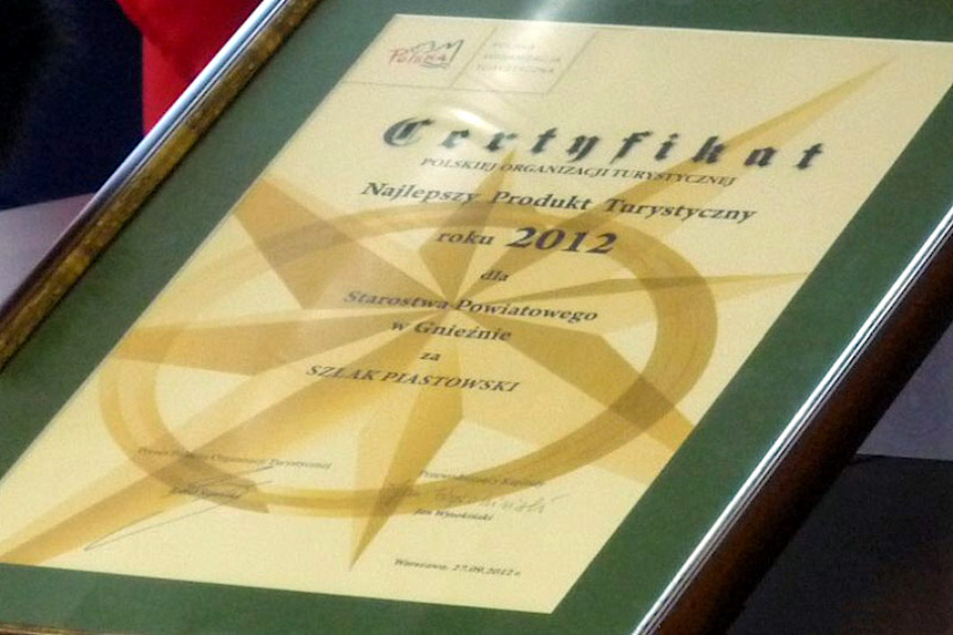 Certyfikat Polskiej Organizacji Turystycznej przyznany w 2012 r. Szlakowi Piastowskiemu (źródło: TurystykaLokalna.pl) 