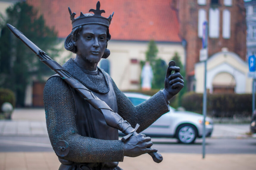Posąg króla Wacława II na Trakcie Królewskim w Gnieźnie (fot. gniezno.eu)