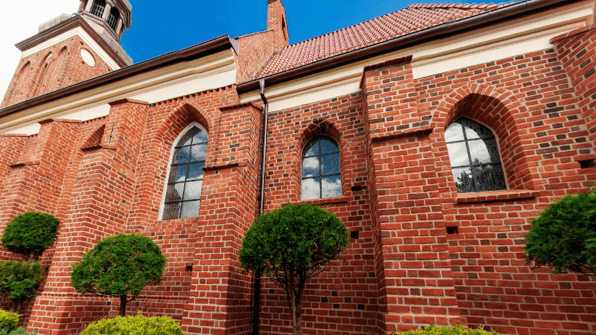 fasada kościoła pw. św. Jana Chrzciciela w Gnieźnie (źródło: spacer.wzgorzelecha.pl)