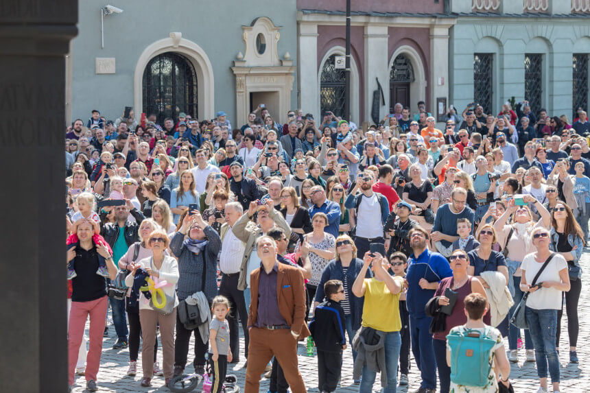 Turyści na Starym Rynku w Poznaniu (fot. Paweł Jaskółka)
