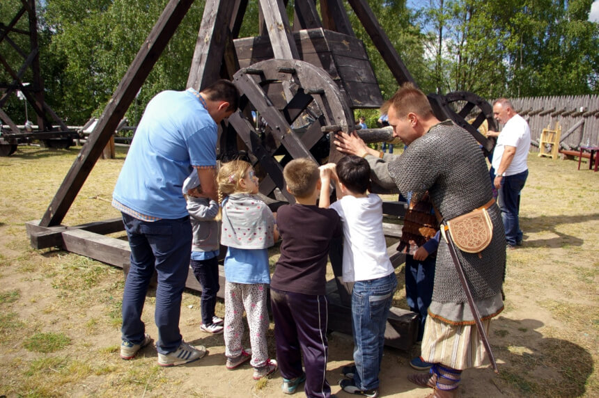 Grupa dzieci przygotowująca trebusz do wystrzału (źródło: grodpobiedziska.pl)