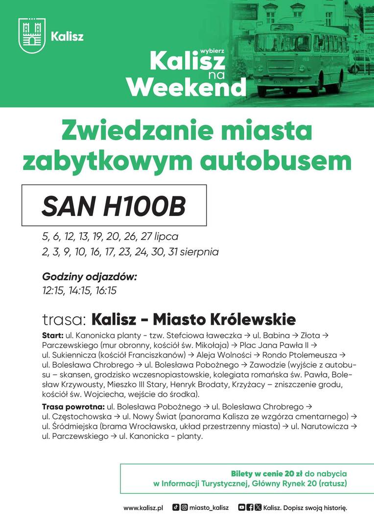 Plakat promujący wakacyjne zwiedzanie Kalisza zabytkowym autobusem SAN H100B. W centrum widnieje zdjęcie pojazdu na tle miejskiej zabudowy. Nagłówek: „Zwiedzanie miasta zabytkowym autobusem” oraz tytuł trasy: „Kalisz – Miasto Królewskie”. Poniżej harmonogram lipcowych i sierpniowych kursów, godziny odjazdów (12:15, 14:15, 16:15), szczegółowy opis trasy z punktami przystankowymi. Informacja o cenie biletu – 20 zł – oraz miejscu zakupu: Informacja Turystyczna, Główny Rynek 20 (ratusz). Na dole kontakt: www.kalisz.pl i profil @miasto_kalisz.